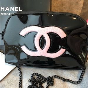 ❤️Brand new Chanel makeup bag!